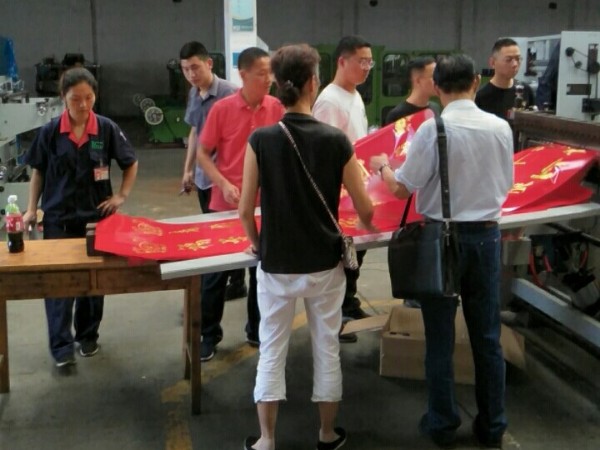 對(duì)聯(lián)燙金機(jī)試機(jī)客戶(hù)連連稱(chēng)贊！